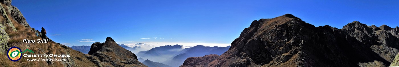 54 Salendo in cresta per Cima di Valle Pianella vista panoramica .jpg